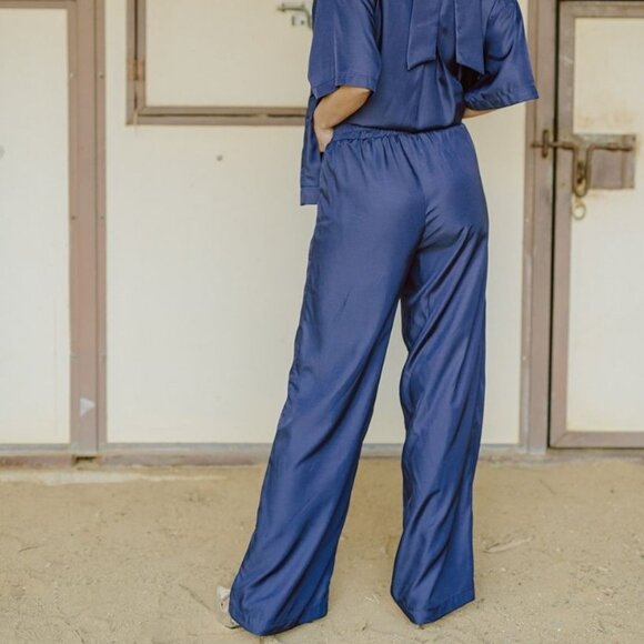 M. Woolf The High Waisted Travel Pant in Navy Size Small - Picture 2 of 5